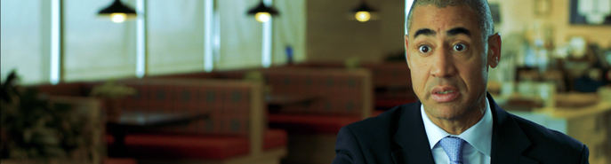 仍然从视频中拍摄，以说明一个关于在相机上穿什么的博客文章