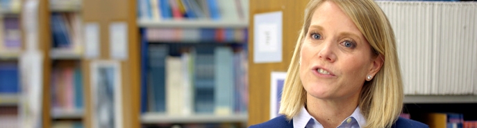 一个放松的女人的静态图像，也说明了如何在镜头前放松。