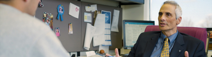 一段视频中一个男人说话的画面。世界上最美丽的声音是你的名字。