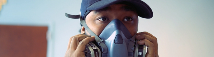 这是艺术家Alloyius McIlwaine为诺伊曼大学(Neumann University)创作一幅壁画时的特写，为一篇关于无剧本对话的博客文章配图。