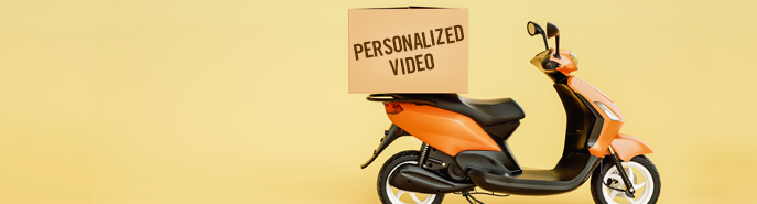 一个带有包的踏板车，返回，以说明个性化视频交付。